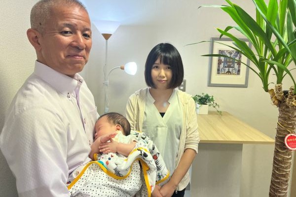 スタッフの子供を抱く代表